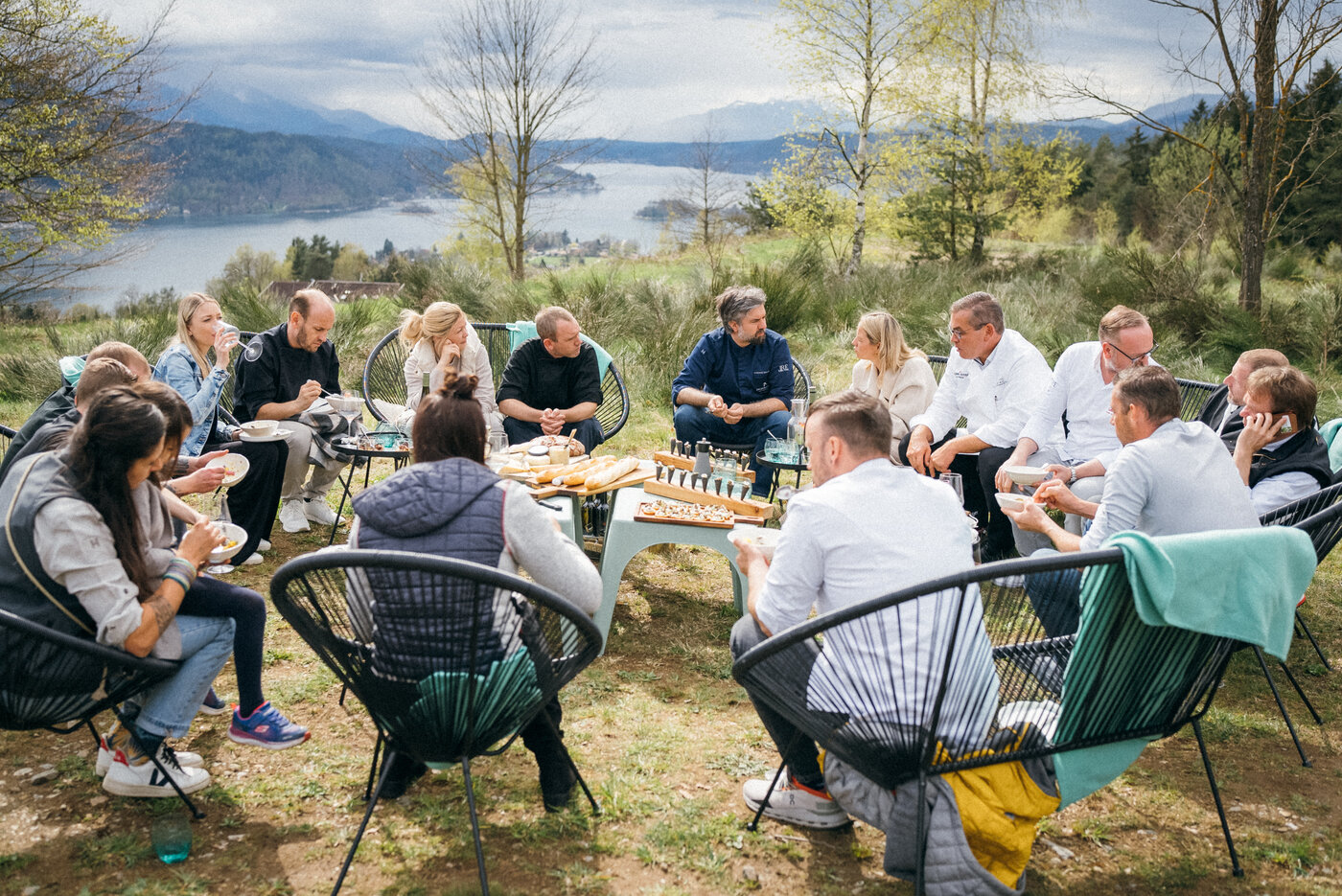 <p>Wie verstehen sich die Köche der See.Ess.Spiele unteinander? Und worüber reden sie, wenn sie alle zusammenkommen? Wir haben's rausgefunden und alle zu einem Treffen am Pirkerkogel eingeladen.</p>
